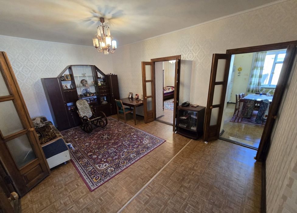 Продаётся 4-комнатный дом в центре города