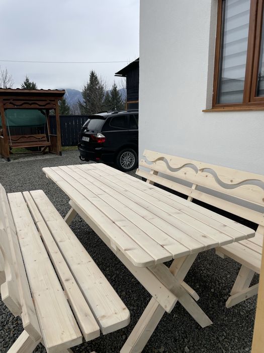 Vând set masă cu bănci