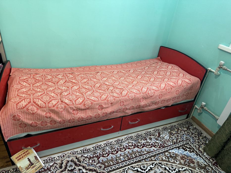 Продается кровать красного цвета для девушек