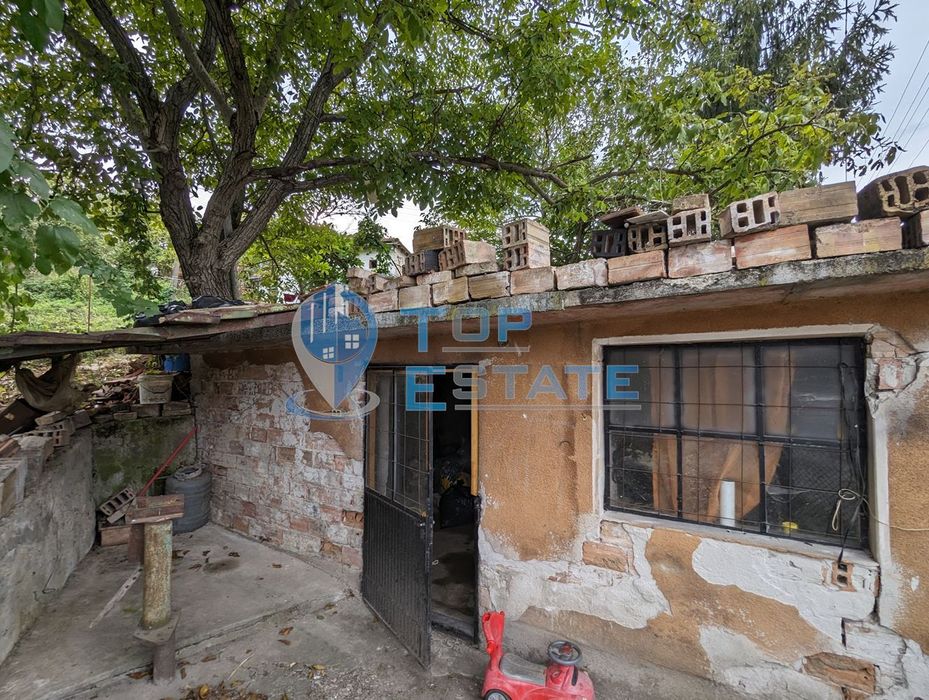 Къща с гараж в село Сенник