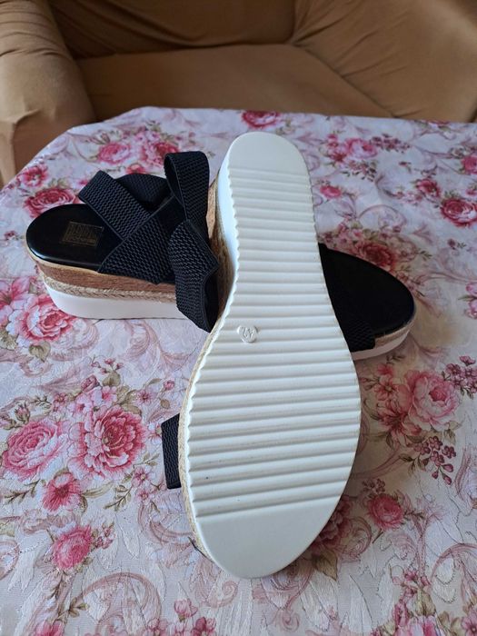 Сандали - пише 42 номер,  но отговарят на 41