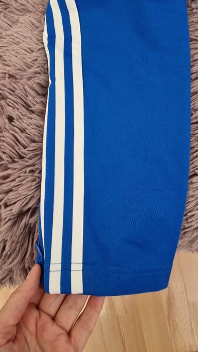 Pantaloni trening Adidas.