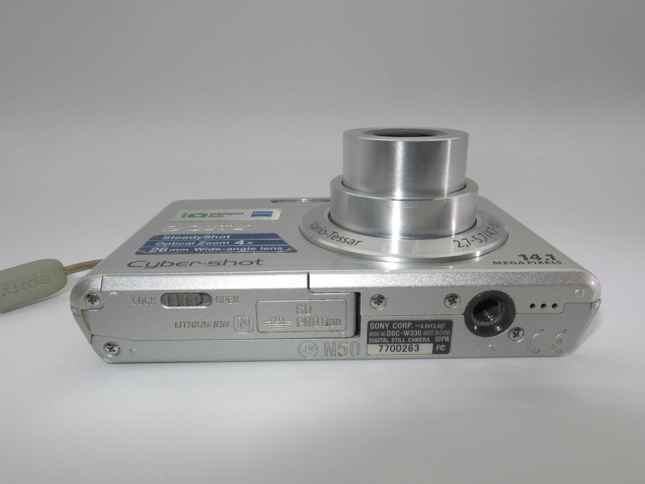 Sony Cyber-shot DSC W330 ултра компактен цифорв фотоапарат, малка дигитална камера сребърен цвят, в отлично състояние, работи перфектно