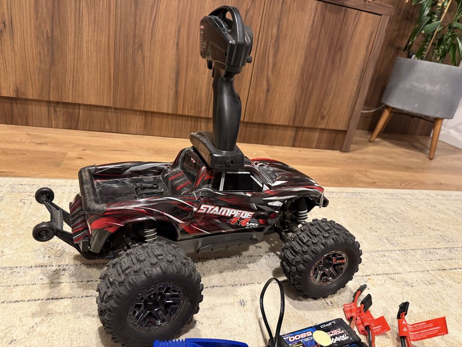 Traxxas Stampede 4x4 VXL si Ford Raptor