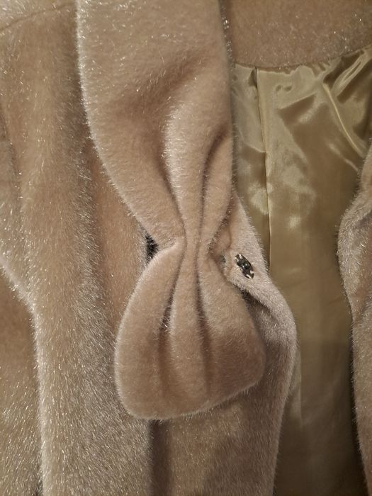 Capa bej  blana artificiala
