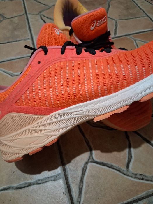 Маратонки  asks.