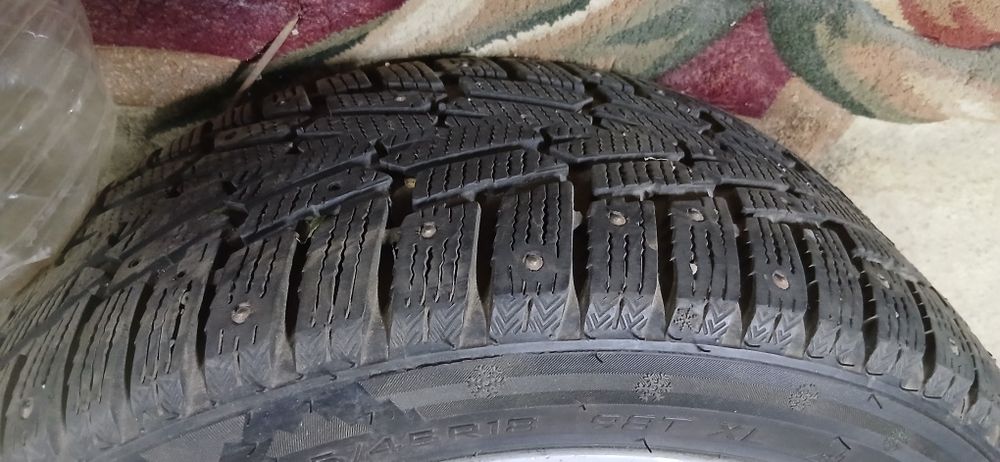 Зимние шипованные шины  235/45r18.