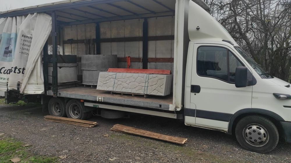 Транспорт с огромен бус