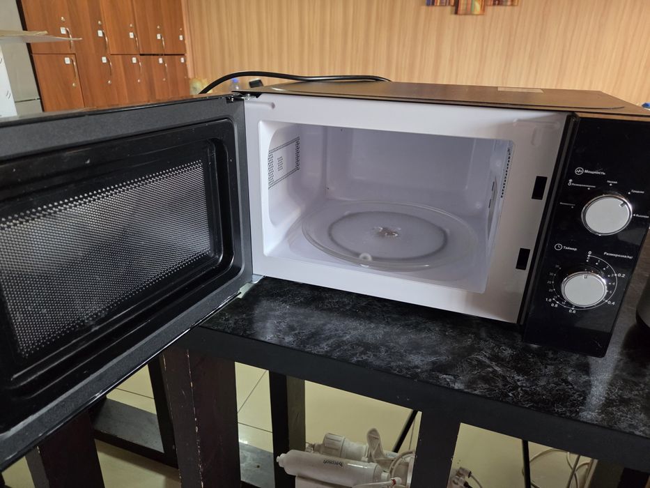 Продам микроволнову печь на запчасти