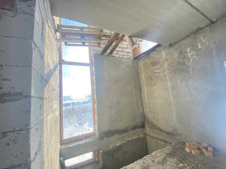 Срочно!!! Продам дом в три уровня.