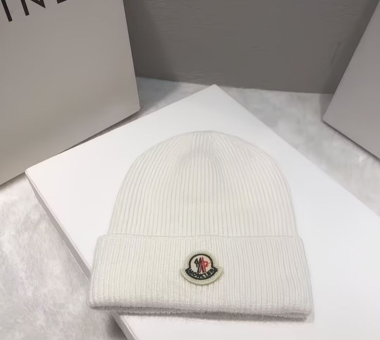 Шапки от бренда Moncler