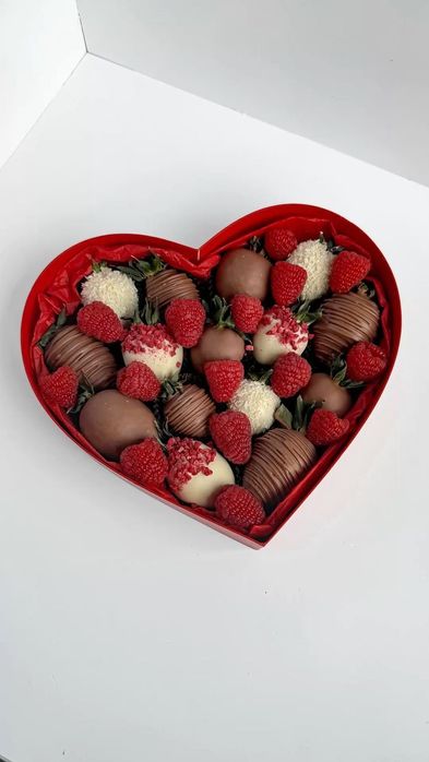 Фрукты в шоколаде и клубника