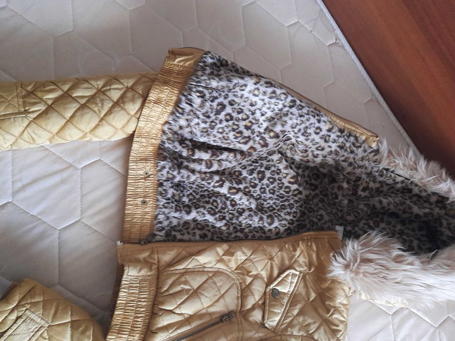 Късо яке в златист цвят