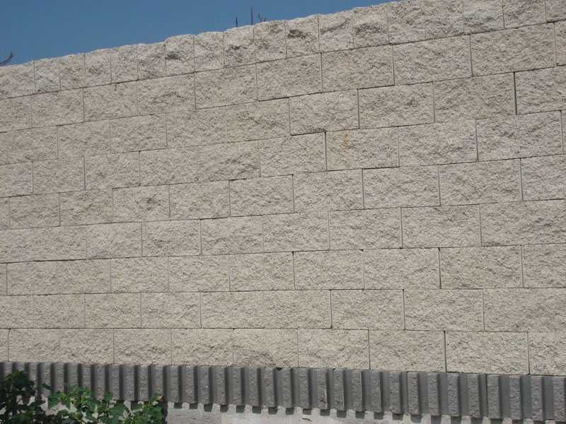 Бетонни / бетонови огради от рустик блокчета имитиращи дялан камък