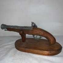 Panoply pistol pe suport de lemn