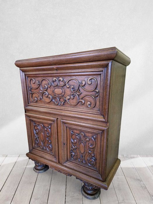 Резбован шкаф витрина от дъбов масив на две части