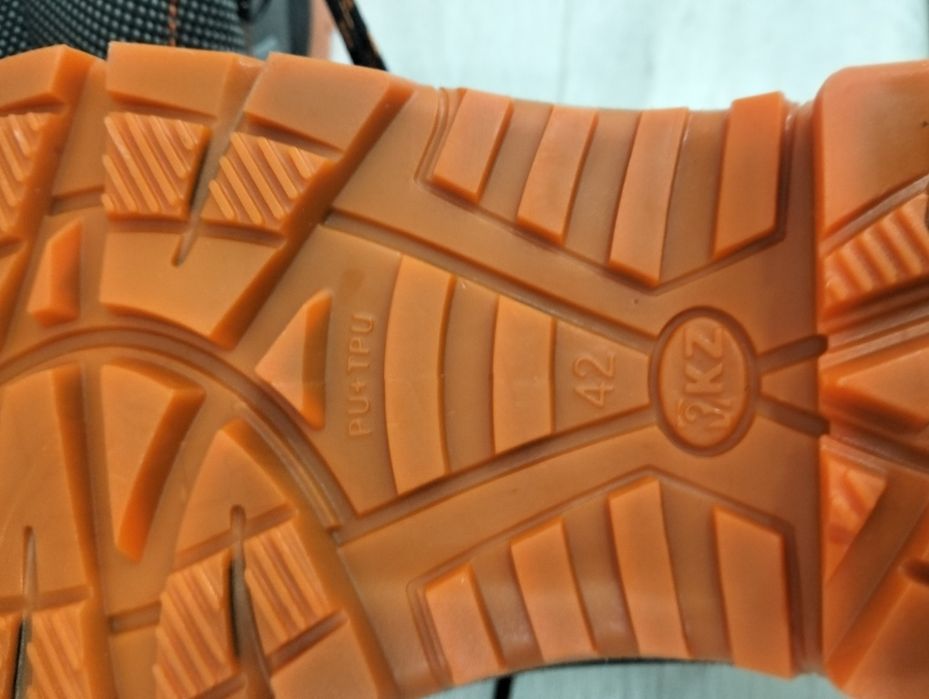 Продам ботинки новый размер 42