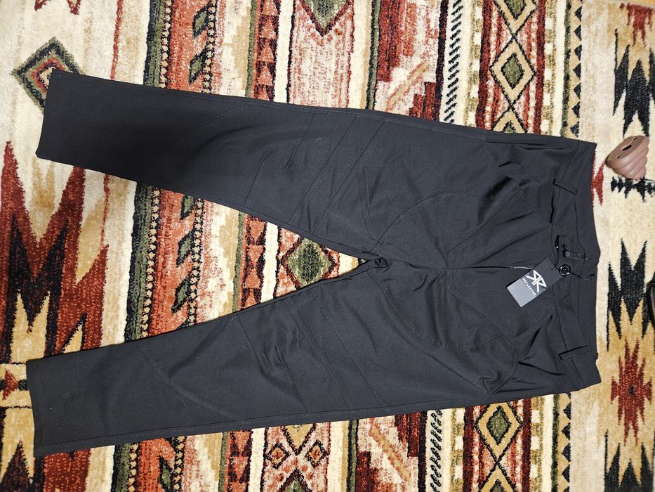 Pantaloni noi cu eicheta, Reflex