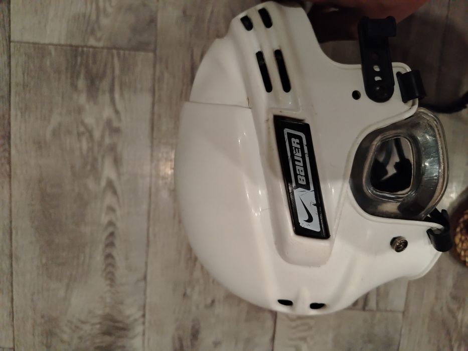 Продам Хоккейныи шлем