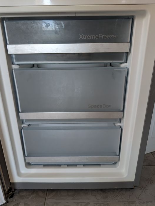 Хладилник с долен фризер Gorenje Full No Frost с екран