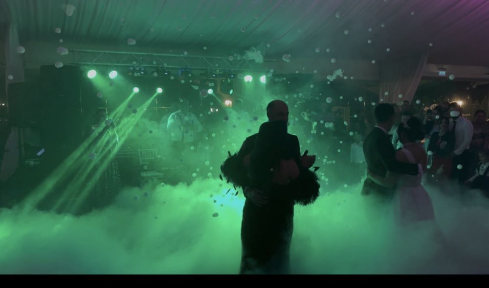 Masina baloane cu fum dansul mirilor *Fum greu *schela de lumini *dj * glob disco *artificii