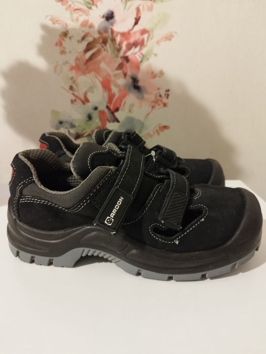 Papuci de lucru  cu bombeu .