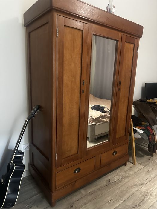 Продам старинный шкаф из дерева
