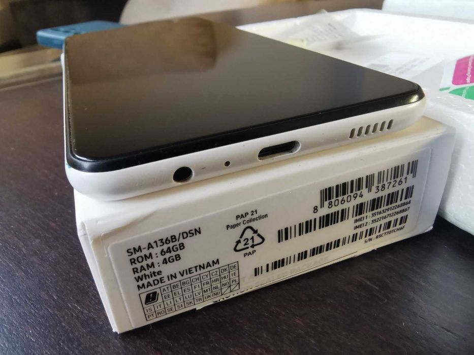 Почти НОВ телефон, Samsung A13, с два калъфа и стъкло