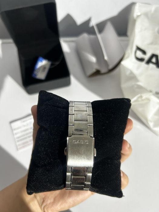 серебристые часы casio