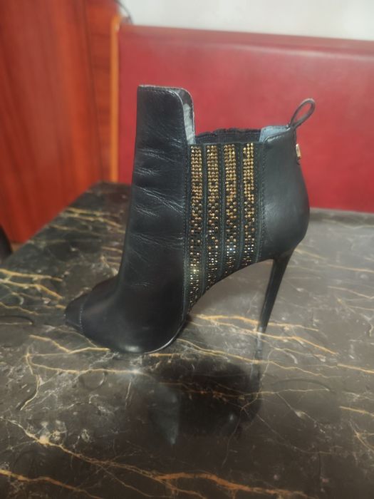 Botine decupate in fata