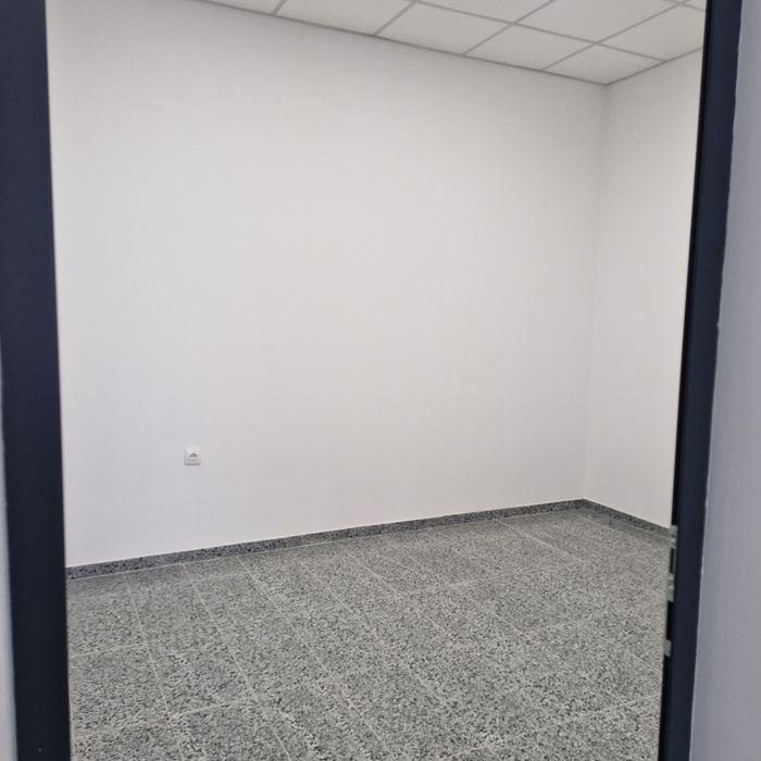 Давам под наем търговско помещение