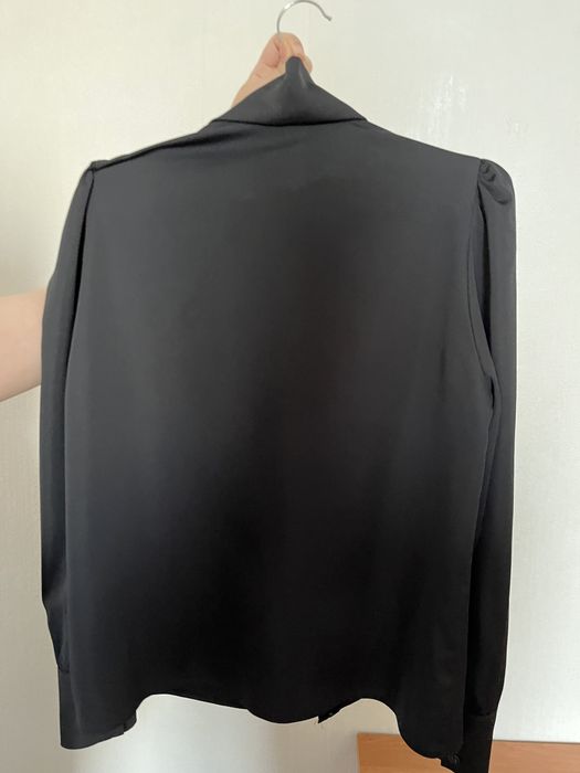 Черная блузка с бантом