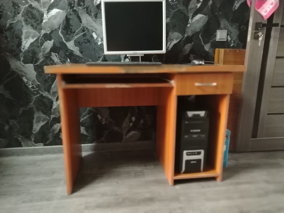 Продам компьютер со столом.