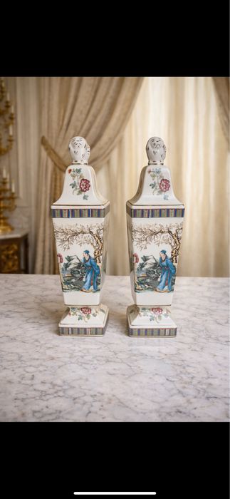 Декоративен порцеланов комплект – чифт вази с капаци, шведски произход