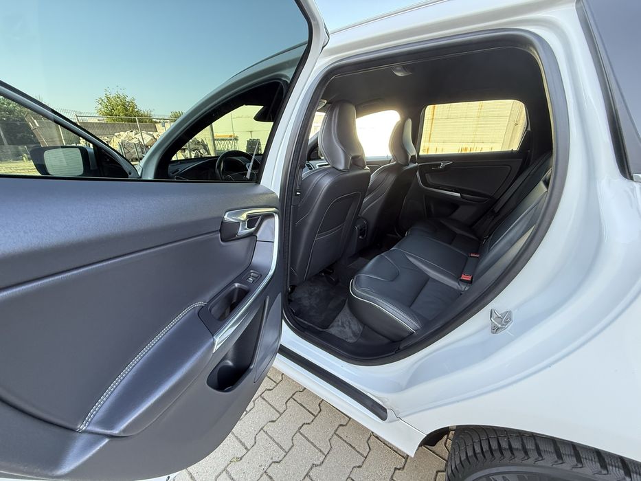 Volvo XC 60 R-design 4x4 automat 215cp Distronic Blis