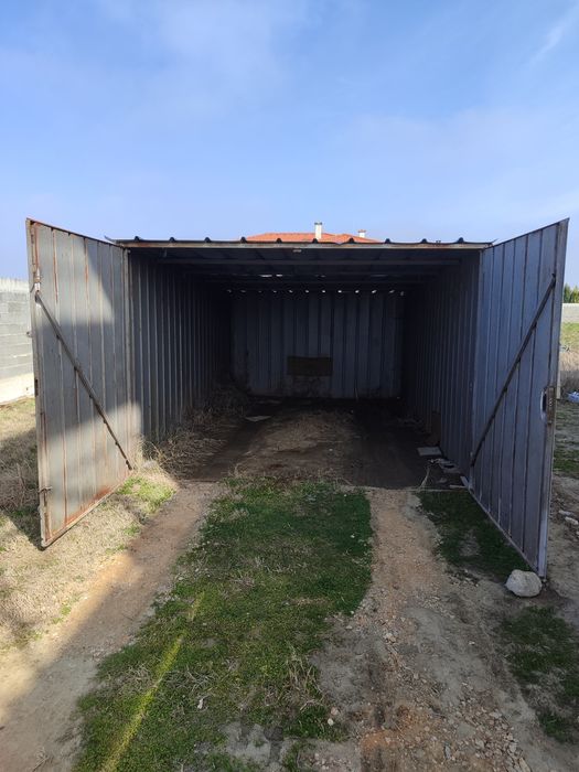 Ламаринен гараж.