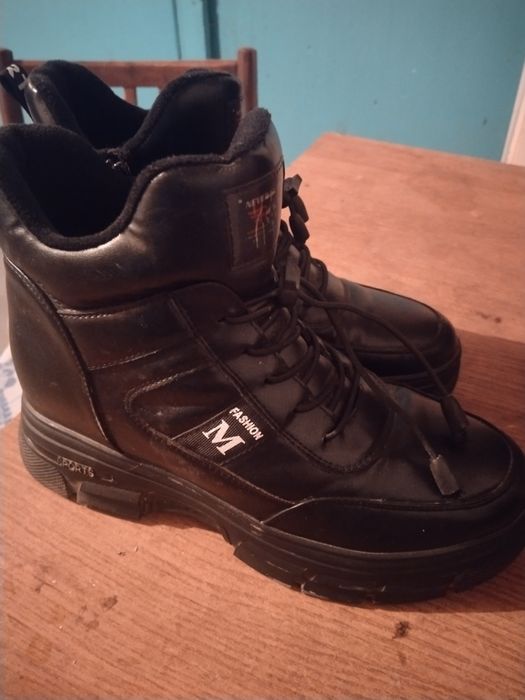 Продаю ботинки женские 39 размер