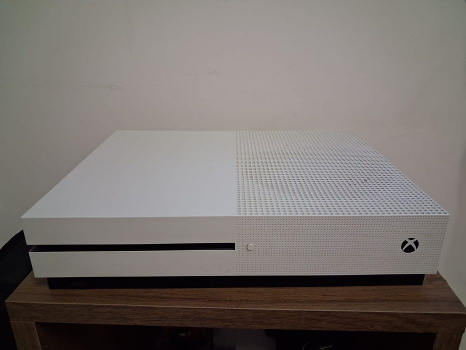 Xbox One S plus 3 controlere