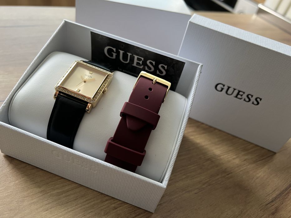 Нов дамски часовник GUESS със сменяема верижка