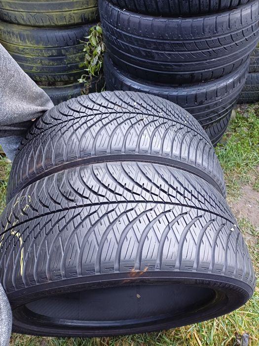 Vând 2 anvelope de iarna 225 45 r17 YOKOHAMA foarte bune