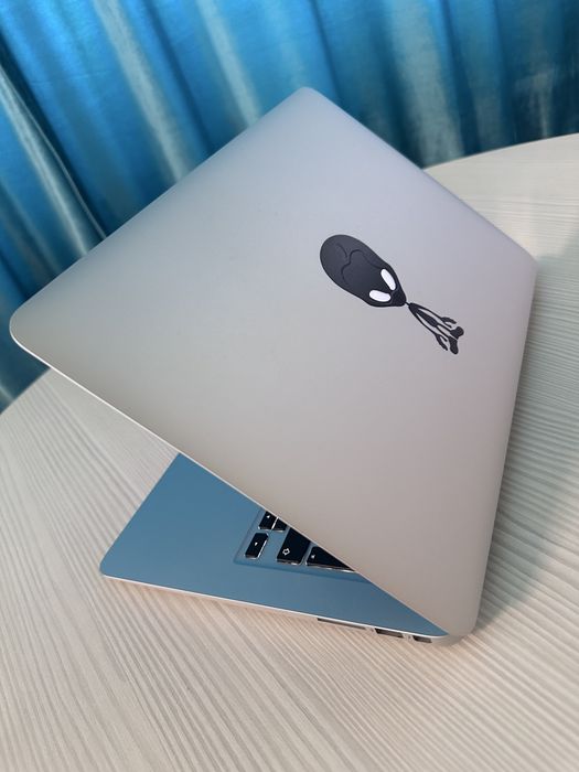 MacBook Air • Intel i5 - 8Gb RAM - 240Gb SSD - arata bine - baterie buna
