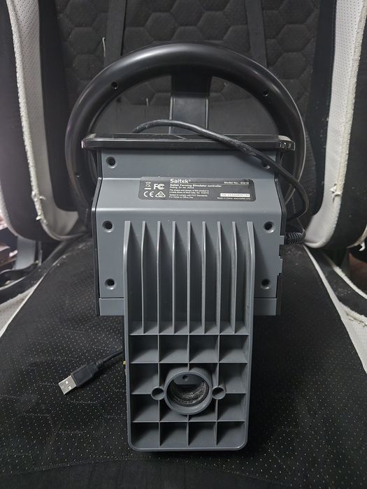 Продавам волана и педалите от комплекта Logitech / Saitek Heavy Equipment Bundle.