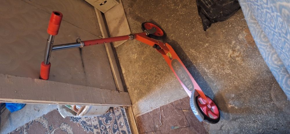 Vând trotinetă ieftin  100 lei !!!