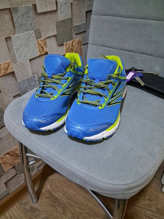 Кроссовки новые срочно