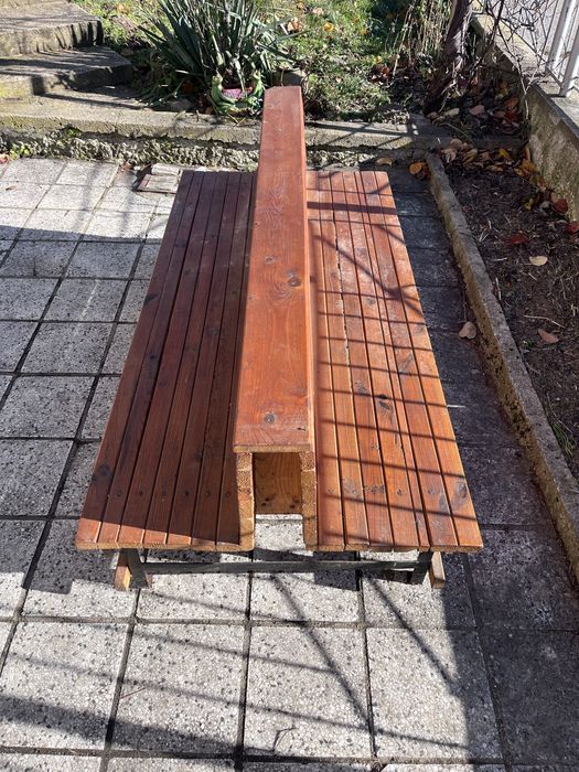 Мебели- маса и пейка