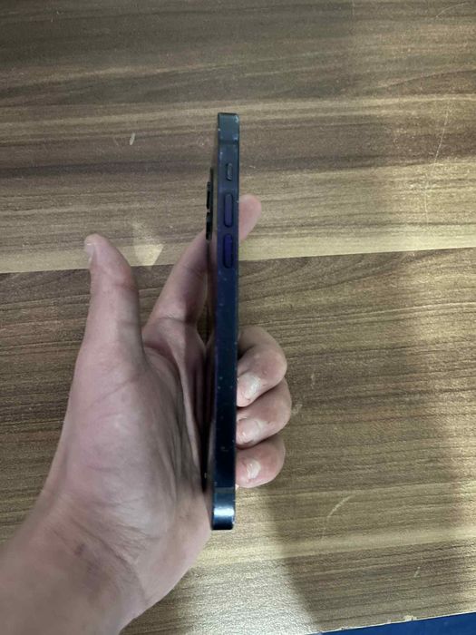 Vând iPhone 12 în stare bună