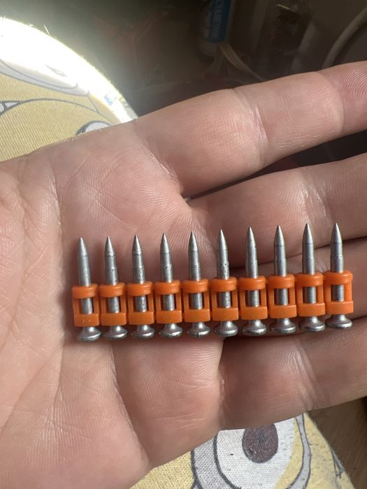 Doze gaz pentru pistoale de batut cuie in fier,beton,lemn 165mm+cuie