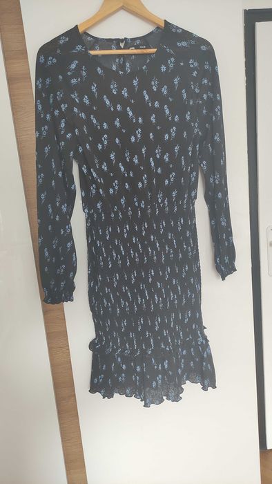 Черна рокля на сини цветя