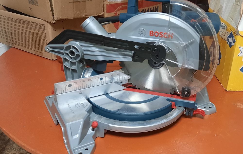 Торцовочная пила Bosch