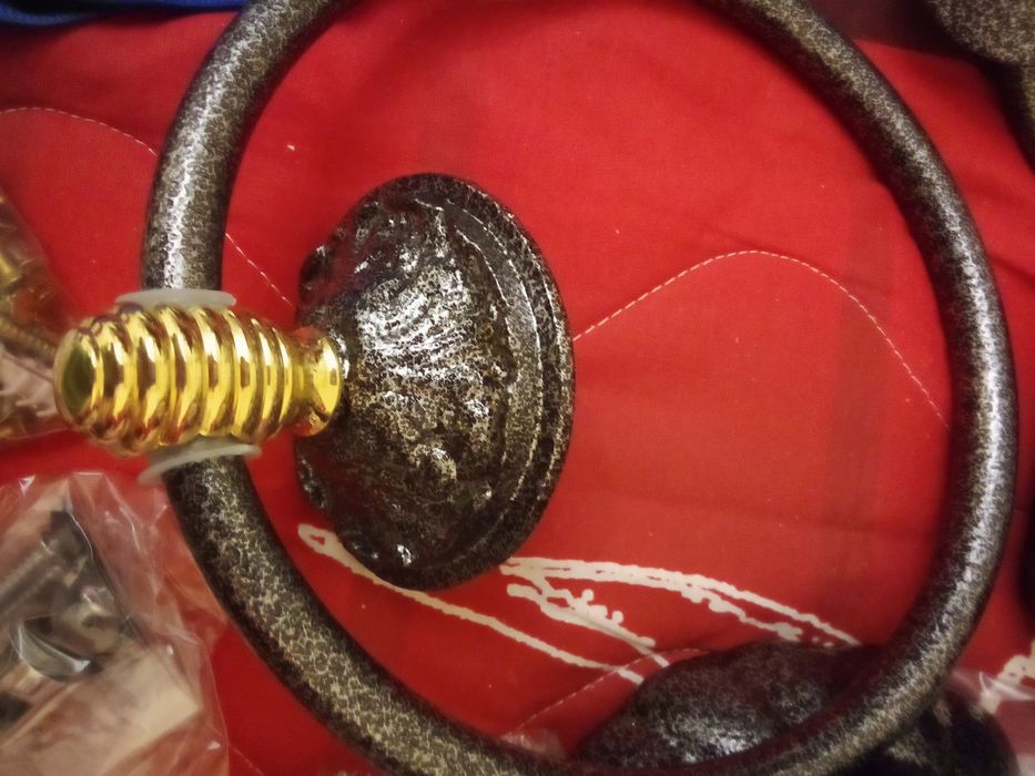 Аксесоари за баня от ковано желязо с жълт метал